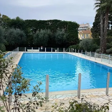Vue Et Piscine 4 Personnes *